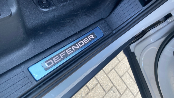 Land Rover Defender 3.0 D250 X-Dynamic SE 110 5dr Auto Diesel Estate - Image 25